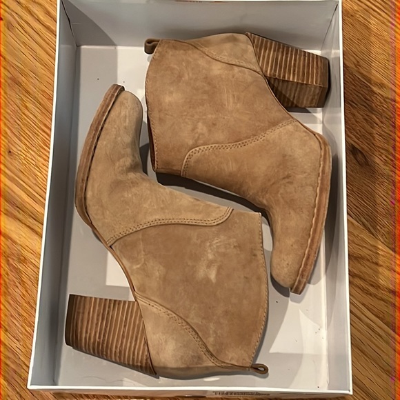 Michael Kors Wayland 7 1/2M desert suede ships without box - Picture 2 of 7